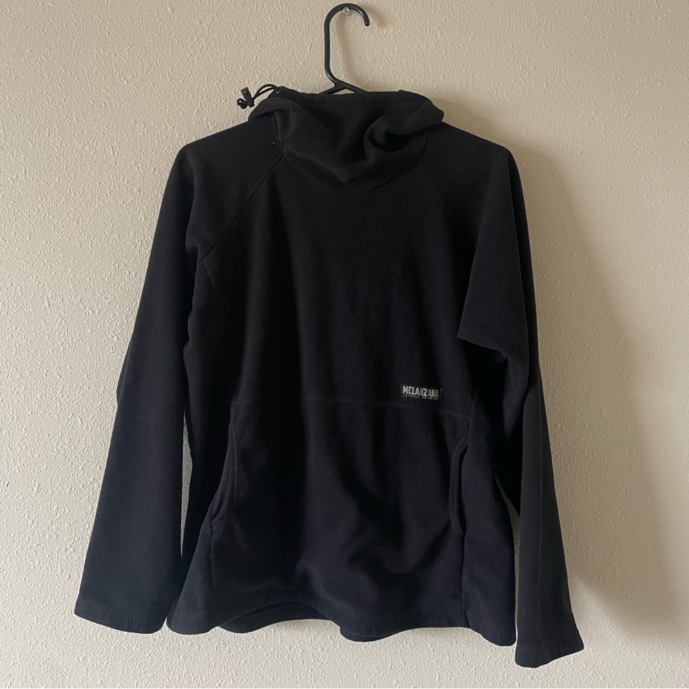 Black fleece hoodie melanzana top womens